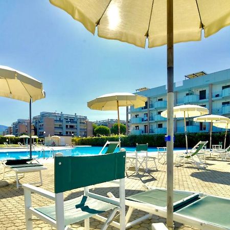 Isa-Apartments 4 Beds In Residence With Swimming-Pool In San Vincenzo, Just 600 Meters From The Sea Exteriör bild