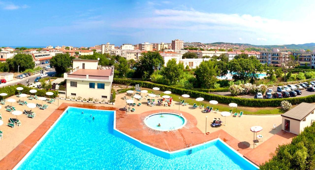 Isa-Apartments 4 Beds In Residence With Swimming-Pool In San Vincenzo, Just 600 Meters From The Sea Exteriör bild