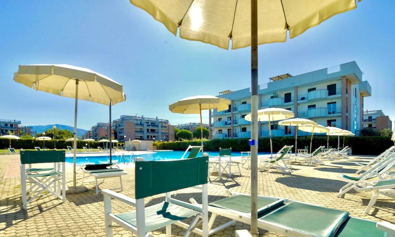 Isa-Apartments 4 Beds In Residence With Swimming-Pool In San Vincenzo, Just 600 Meters From The Sea Exteriör bild