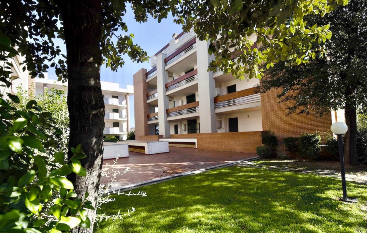 Isa-Apartments 4 Beds In Residence With Swimming-Pool In San Vincenzo, Just 600 Meters From The Sea Exteriör bild